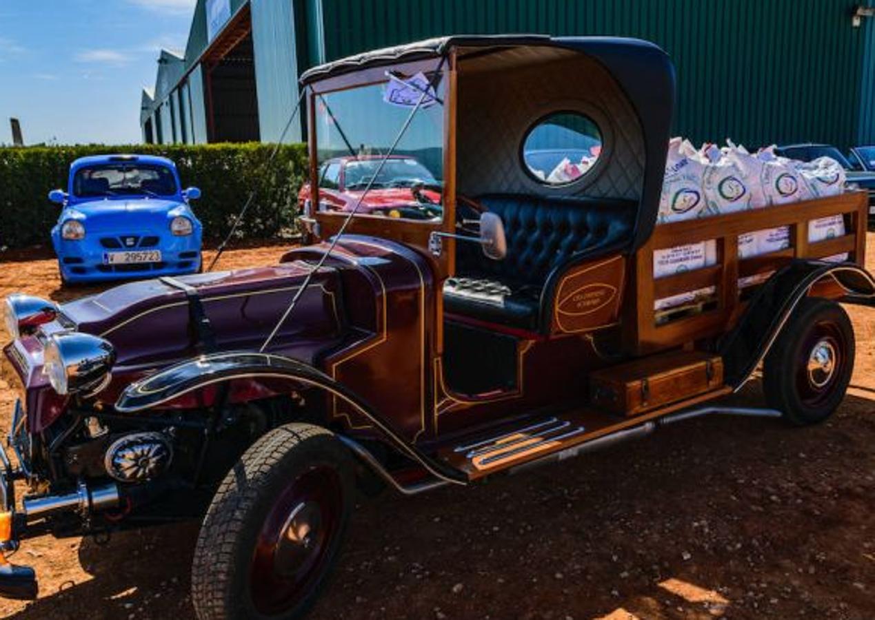 El club Horta Classics realizó el pasado fin de semana el V Encuentro de Amigos del Motor Clásico en el Aeródromo de Requena, en colaboración con Aeródromo de Requena y Club Aéreo Valencia, y la Fundación Aérea de la Comunidad Valenciana. Una colección de coches con un mínimo de 25 años de antigüedad, donde el Fiat Topolin de 1941 encabezó la lista. 