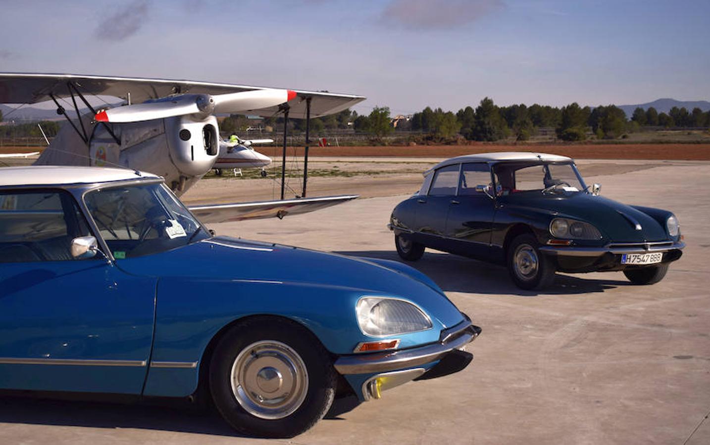 El club Horta Classics realizó el pasado fin de semana el V Encuentro de Amigos del Motor Clásico en el Aeródromo de Requena, en colaboración con Aeródromo de Requena y Club Aéreo Valencia, y la Fundación Aérea de la Comunidad Valenciana. Una colección de coches con un mínimo de 25 años de antigüedad, donde el Fiat Topolin de 1941 encabezó la lista. 