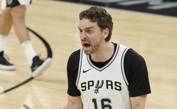 Pau Gasol protesta una decisión arbitral. 