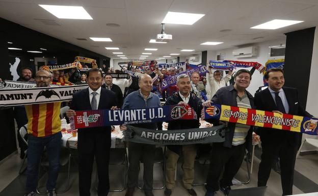 Anil Murthy, Quico Catalán, Manolo Sanahuja y Mikel Barrachina, durante una comida de las agrupaciones de peñas del Valencia Cf y el levante Ud.