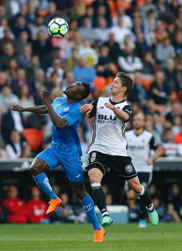 Vietto y Djené pelean por llevarse el esférico. 