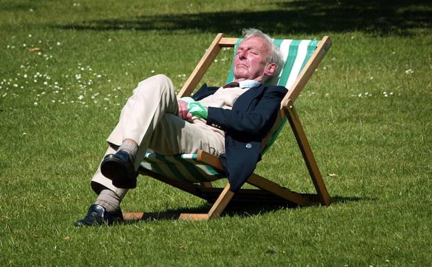 Pensionista echa una siesta en el parque de St.. James (Londres). 