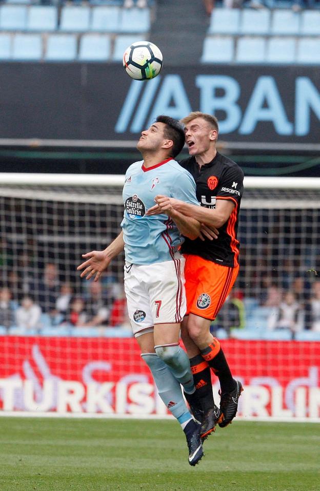 Lato salta con Maxi durante el partido de ayer. 