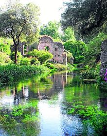 Imagen secundaria 2 - Ubicado entre las ruinas de la antigua ciudad medieval de Ninfa, en este espacio de singular belleza los árboles aceleran su crecimiento debido a sus particularidades climáticas.