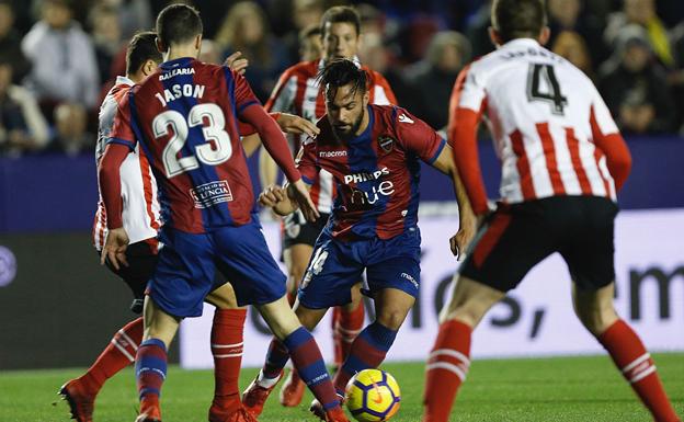 Ivi, con el balón, en el Levante-Athletic de la primera vuelta.