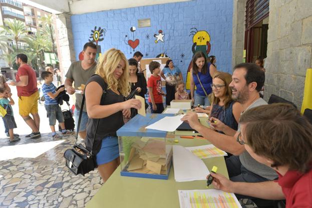 Votación organizada en 2016 en un colegio alicantino. 