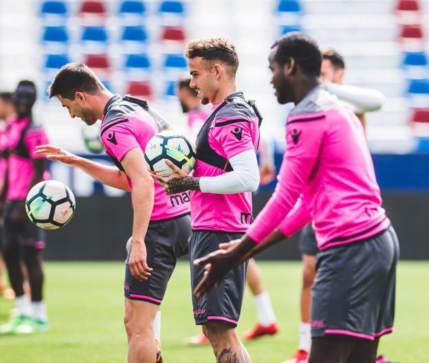  Los jugadores del Levante se ejercitaron ayer en el Ciutat, en una sesión en la que reinó el optimismo. 