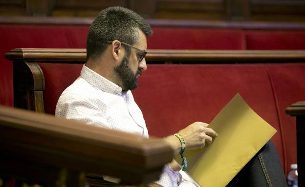 El concejal Pere Fuset, en el hemiciclo del Ayuntamiento. 