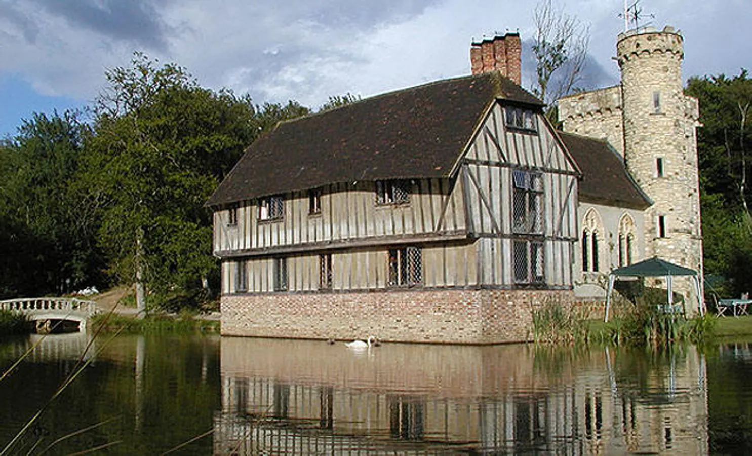 Castillo Braylsham (Sussex, Inglaterra) | El odontólogo John Mew también se construyó su propio castillo, un edificio con una torre de cuento anexa. Además, este refugio está edificado sobre una isla en el centro de un pequeño lago.