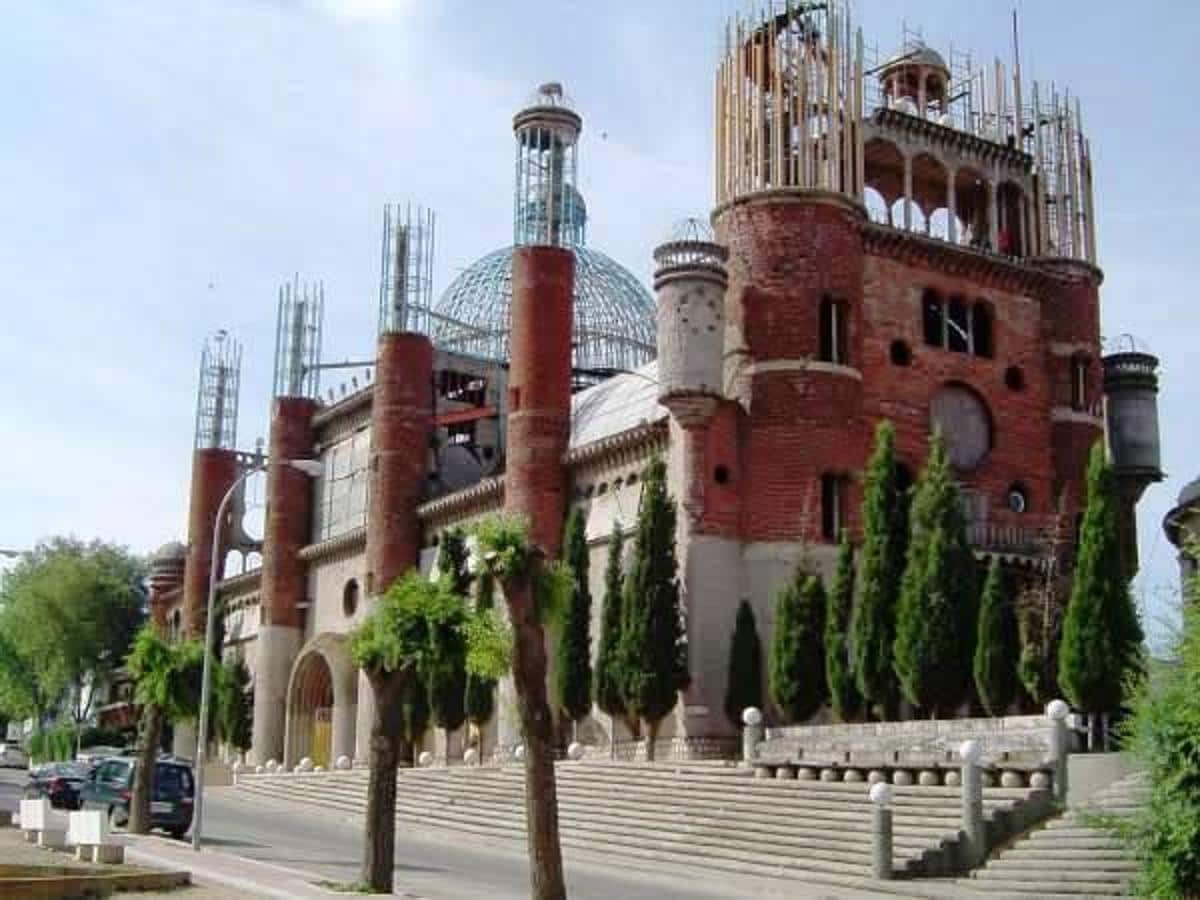 La catedral de Justo (Madrid, España) | Un caso particularmente curioso. En 1961 Justo Gallego Martínez comenzó a construir este templo con los diversos materiales que encontraba en la basura. No es albañil, arquitecto ni ingeniero, pero tenía pensados todos los planos de este edificio dedicado a la Virgen del Pilar y que voluntarios ayudan también a finalizar. 