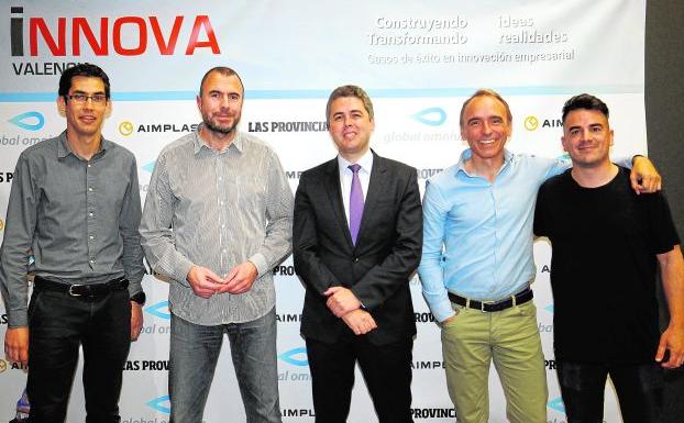 Amador García, Manuel Sales, José Ferrer, David Gobert-Cezanne y Aitor Contreras posan al finalizar el foro.