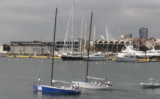 Competición de vela en la Marina de Valencia.