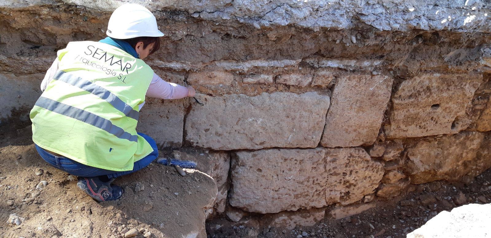 Imagen. Sillares de origen romano junto al Pont de la Trinitat.