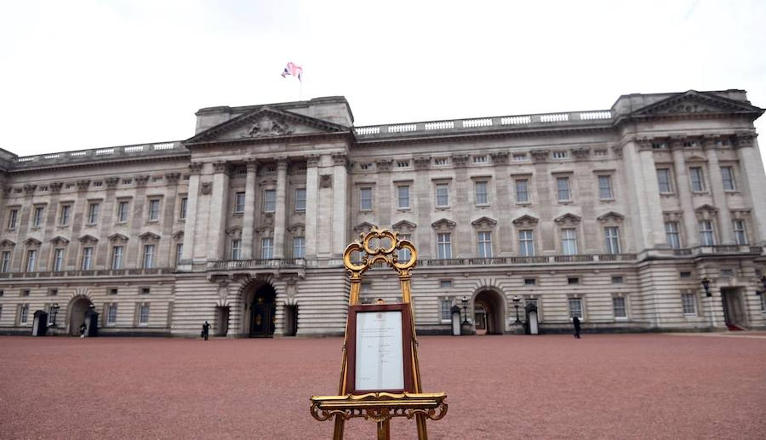 La duquesa de Cambridge ha dado a luz a su tercer hijo, un varón que pesó 3,8 kilos. Kate Middleton parió este lunes por la mañana y por la tarde salió del hospital con el bebé en brazos