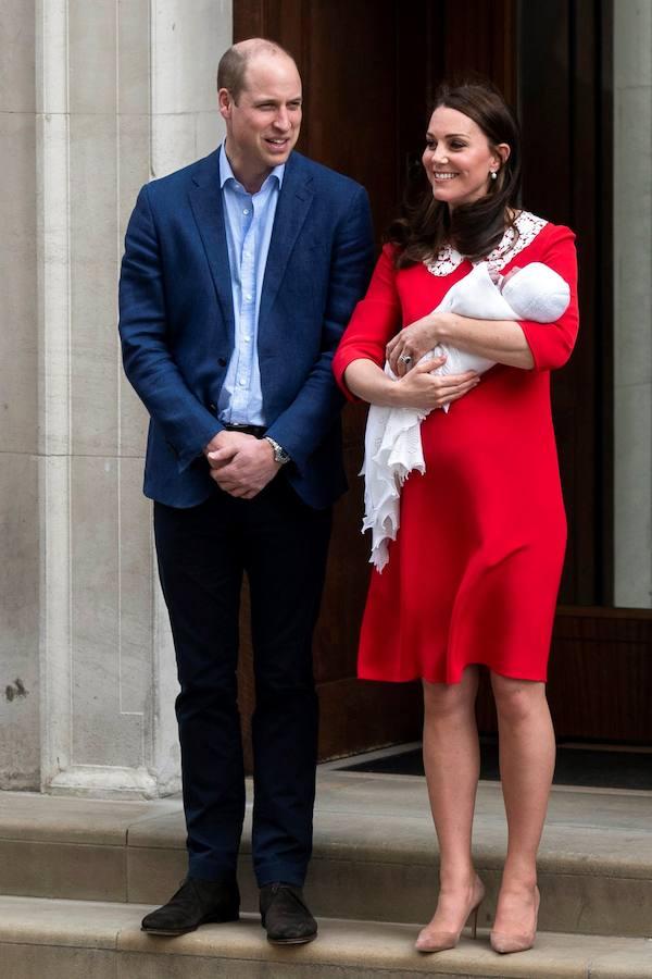 La duquesa de Cambridge ha dado a luz a su tercer hijo, un varón que pesó 3,8 kilos. Kate Middleton parió este lunes por la mañana y por la tarde salió del hospital con el bebé en brazos