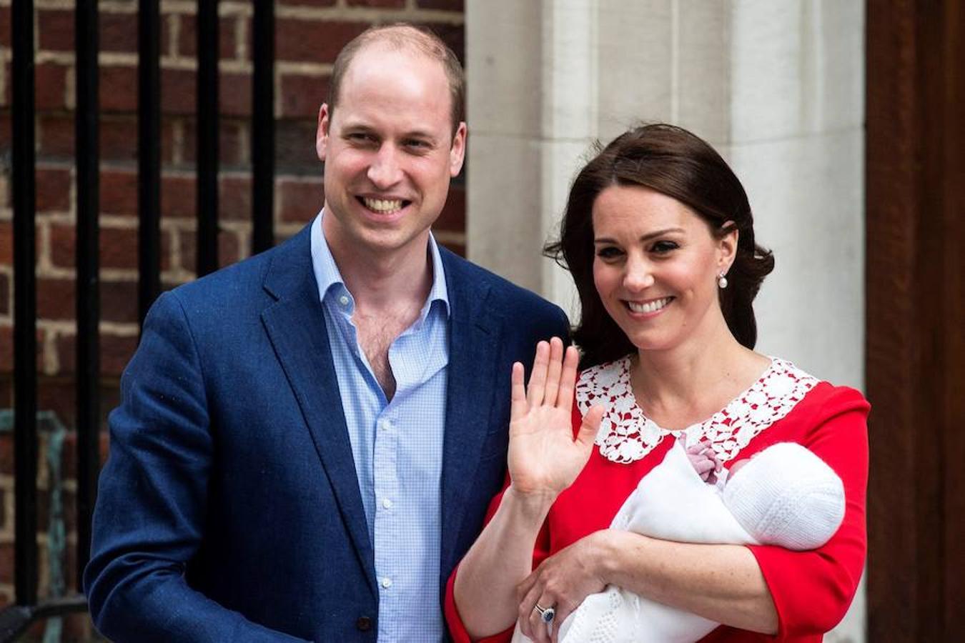 La duquesa de Cambridge ha dado a luz a su tercer hijo, un varón que pesó 3,8 kilos. Kate Middleton parió este lunes por la mañana y por la tarde salió del hospital con el bebé en brazos