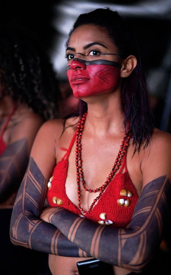 Cientos de indígenas de diferentes etnias montaban este lunes en Brasilia el Campamento Tierra Libre cerca del palacio de gobierno de Brasil, en la apertura de una semana de movilización para reclamar sus tierras ancestrales. Los indígenas acusan al gobierno conservador del presidente Michel Temer de negarse a demarcar los territorios para devolverlos a sus dueños originales y de favorecer a los ruralistas (empresarios agrarios).