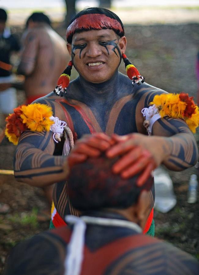 Cientos de indígenas de diferentes etnias montaban este lunes en Brasilia el Campamento Tierra Libre cerca del palacio de gobierno de Brasil, en la apertura de una semana de movilización para reclamar sus tierras ancestrales. Los indígenas acusan al gobierno conservador del presidente Michel Temer de negarse a demarcar los territorios para devolverlos a sus dueños originales y de favorecer a los ruralistas (empresarios agrarios).