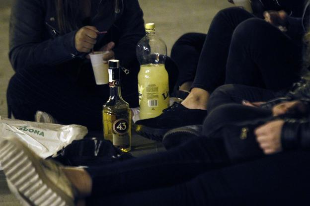 Adolescentes haciendo botellón. 