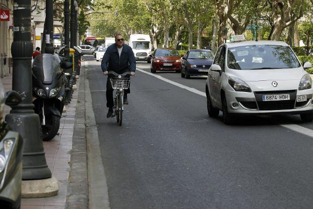 Un ciclista recorre la gran vía Fernando el Católico, esta semana. 