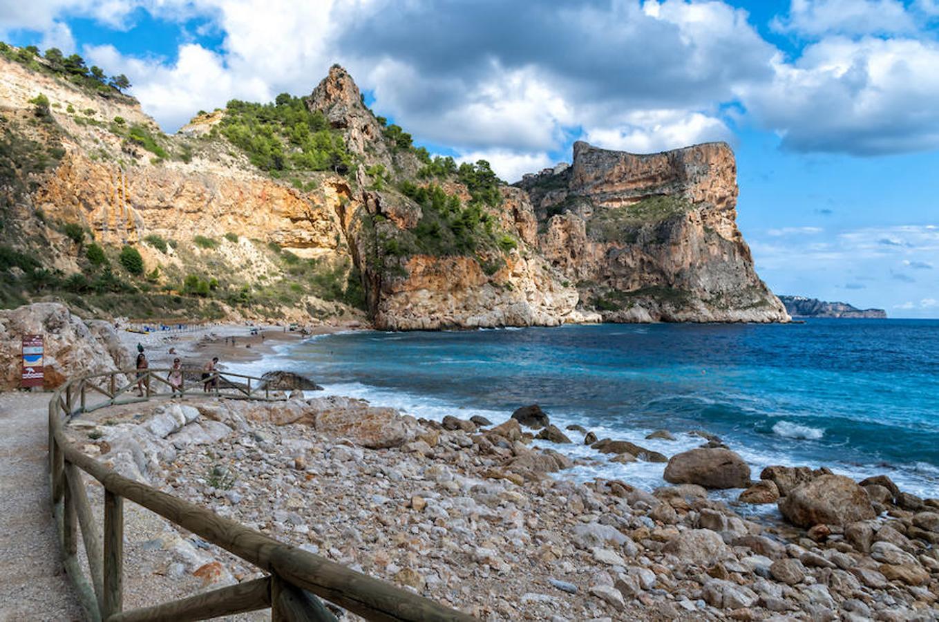 Cala del Moraig (Benitatxell). Rodeada de acantilados de más de 100 metros de altura, esta cala presume de las aguas más cristalinas de Alicante. Con servicio de tumbonas y socorrista, se trata de uno de los enclaves más visitados en verano por los turistas, haciendo que se consolide como un tesoro para practicar submarinismo, snorkel, etc.