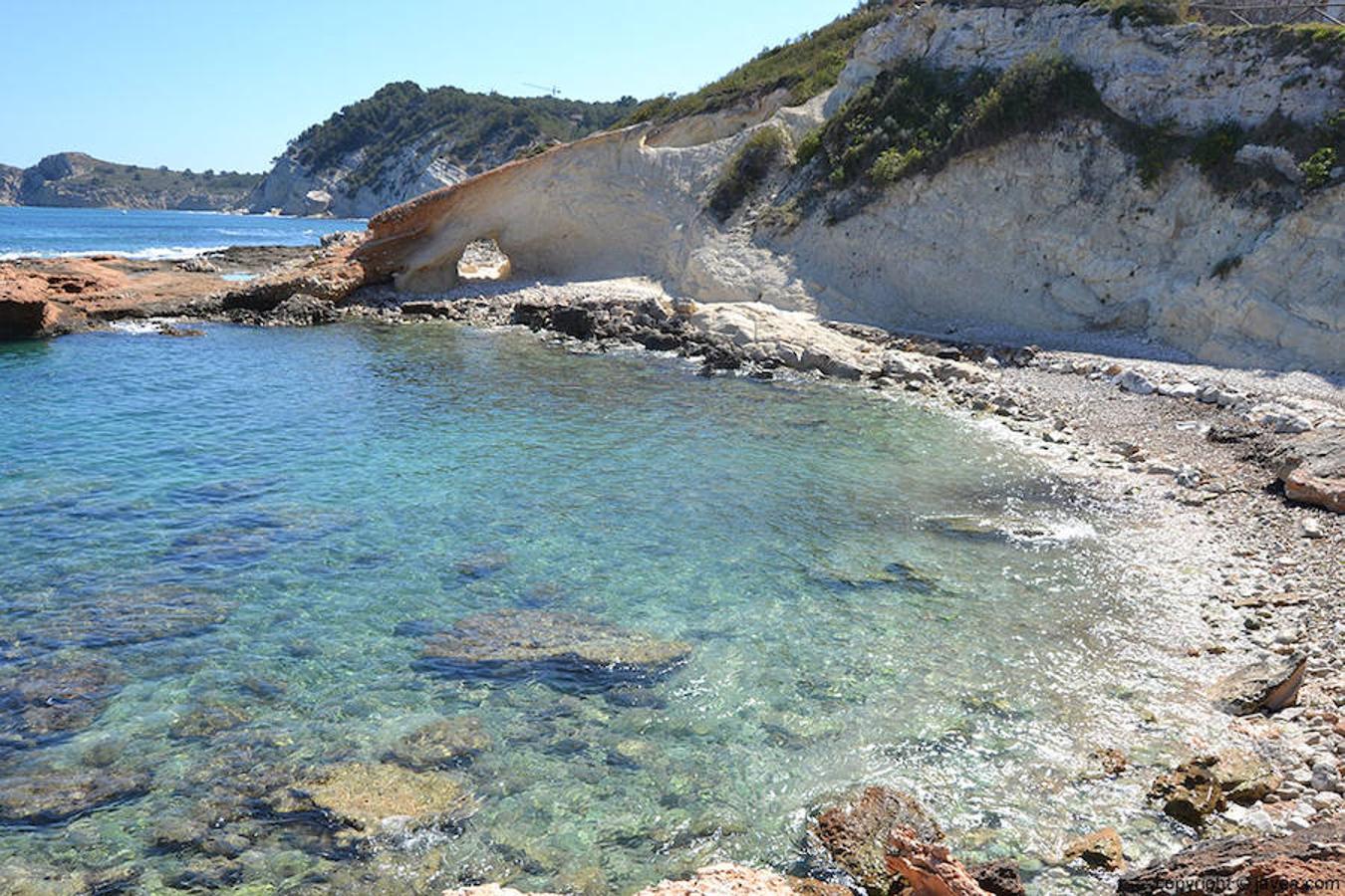 Cala Blanca o La Caleta (Jávea). Una cala semiurbana compuesta, en su mayoría, de grava y roca, por lo que si decides visitarla debes llevar el calzado adecuado imprescindible para acceder a ella y sumergirte en el agua. 