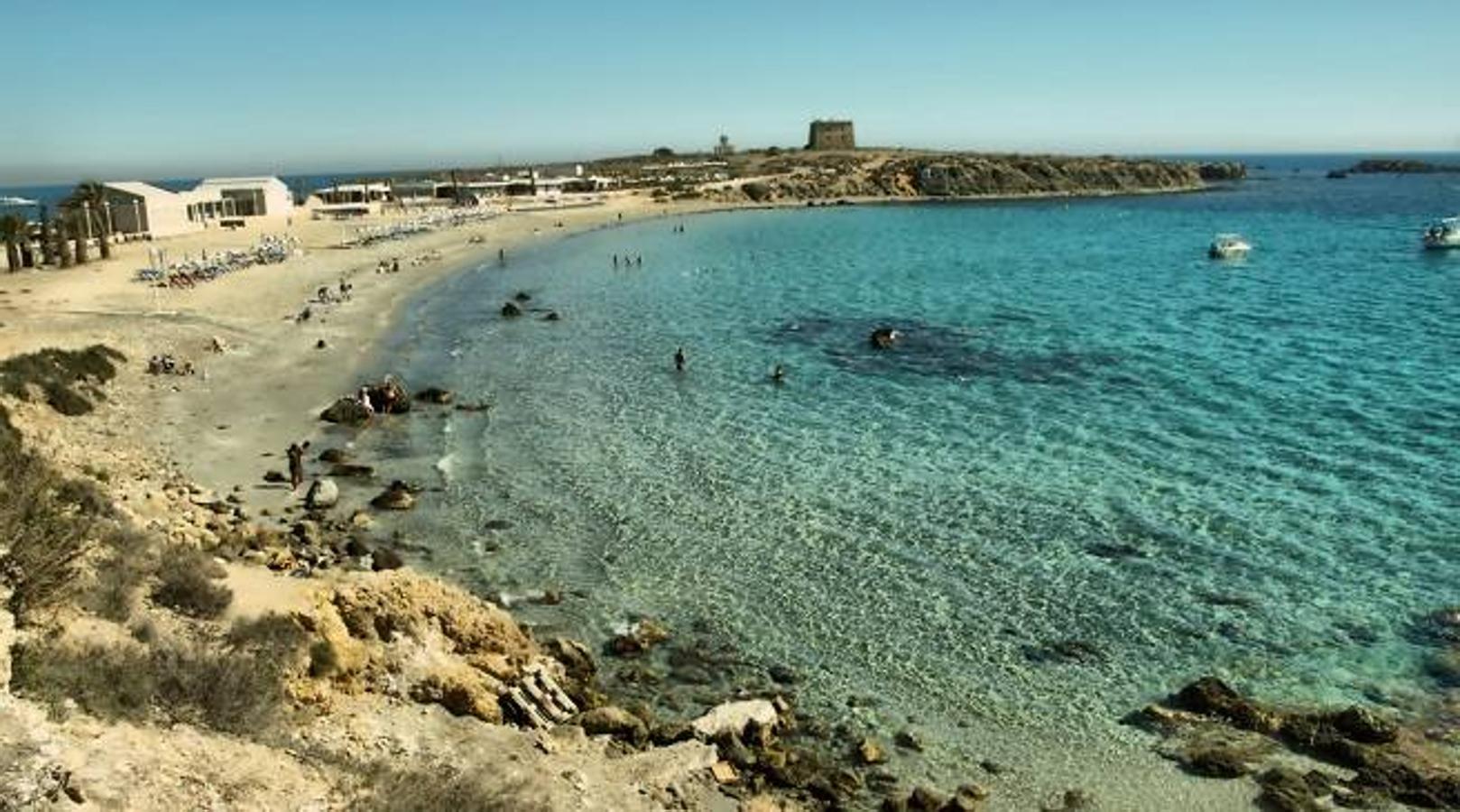 Cala Sur. De aguas tranquilas y cristalinas, esta cala se encuentra en la reserva natural de la isla de Tabarca. Cerca de la playa se encuentra un pueblo de pescadores muy pintoresco, conocido como Puerto Viejo (Port Vell), donde se pueden degustar los platos típicos de la zona. Para llegar a la isla, se accede con un barco que parte diariamente desde el puerto de Alicante. 