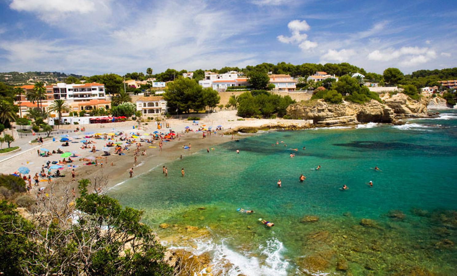 Cala Fustera, Benissa. Se trata de una playa de arena blanca, fina y natural dominada por praderas de posidonia, la diosa de nuestros fondos. Cerca de esta, se encuentra la 'Cova de la Fustera', donde puedes observar una magnífica perspectiva tanto del litoral de Benissa como del Peñón de Ifach.