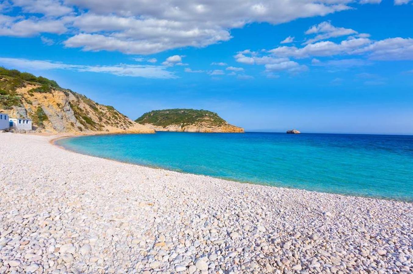 Cala Portitxol, Jávea. Una playa ideal para los entusiastas de a vegetación natural, cuyos cultivos llegan a caer hasta la orilla del mar. Las excelentes vistas del Portitxol son un destacado aliciente para visitarlo en este puente de mayo. 