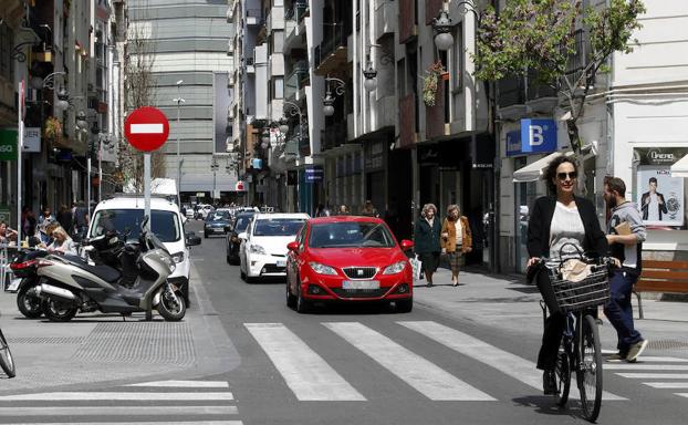 HERNÁN CORTÉS. La reurbanización ha sido cuestionada por la ocupación de las aceras.