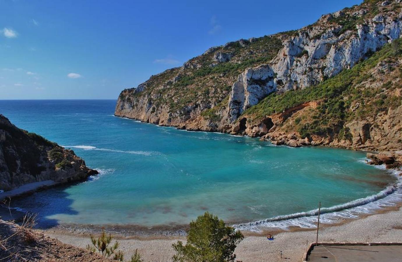 Cala Granadella. Una cala de grava que se sitúa en Jávea, Alicante. Es una de las principales elegidas por los amantes del snorkel. La belleza de sus fondos marinos es admirada por todos los aficionados de este deporte.