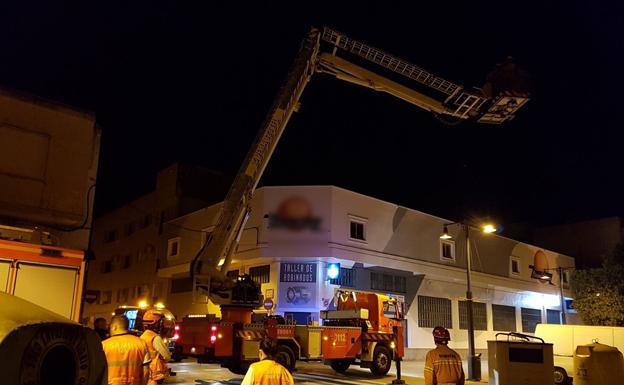 El vehículo de bomberos que ha rescatado al herido detenido por el robo en l'Alcúdia.