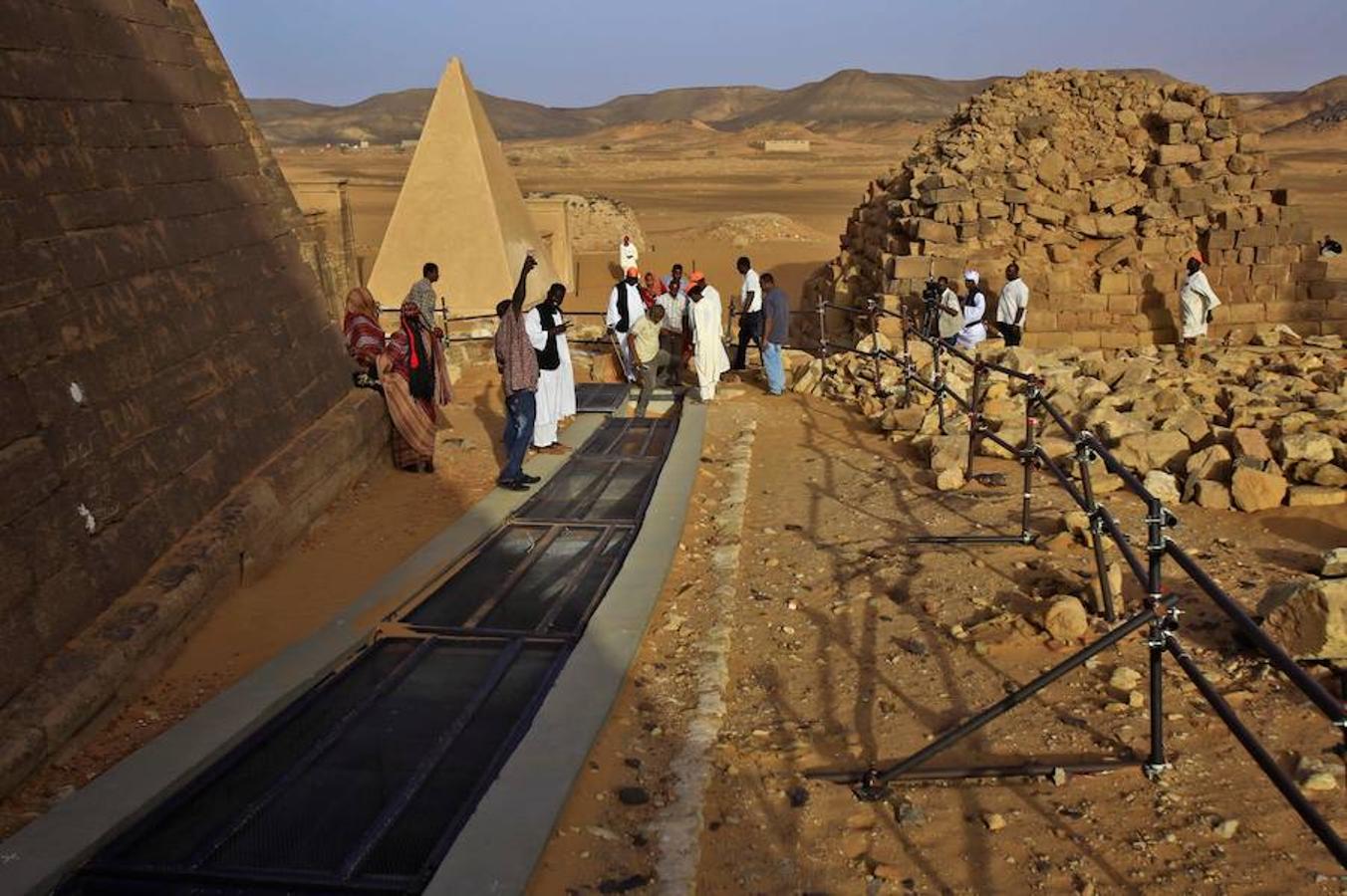 Egipto no es el país con más pirámides. Ese privilegio le corresponde a la cultura Nubia o kushita, verdadero reino de estas construcciones situado en el actual Sudán, que cuenta con más de 250. Solamente en Meroe, capital de esta antigua civilización que convivió con egipcios y romanos, se contabilizan decenas de ellas. En comparación con las egipcias, las pirámides de Sudán -también monumentos funerarios- tienen dimensiones más reducidas, pero no menos belleza o valor histórico. Sudán es un país poco conocido y nada fácil de visitar. Los trámites burocráticos son muchos y el número de turistas escaso. Las pirámides de Meroe fueron declaradas Patrimonio Mundial de la Unesco en 2011. Se trata de un paraíso para arqueólogos y para los viajeros más osados.