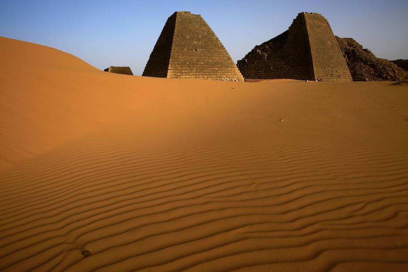 Egipto no es el país con más pirámides. Ese privilegio le corresponde a la cultura Nubia o kushita, verdadero reino de estas construcciones situado en el actual Sudán, que cuenta con más de 250. Solamente en Meroe, capital de esta antigua civilización que convivió con egipcios y romanos, se contabilizan decenas de ellas. En comparación con las egipcias, las pirámides de Sudán -también monumentos funerarios- tienen dimensiones más reducidas, pero no menos belleza o valor histórico. Sudán es un país poco conocido y nada fácil de visitar. Los trámites burocráticos son muchos y el número de turistas escaso. Las pirámides de Meroe fueron declaradas Patrimonio Mundial de la Unesco en 2011. Se trata de un paraíso para arqueólogos y para los viajeros más osados.