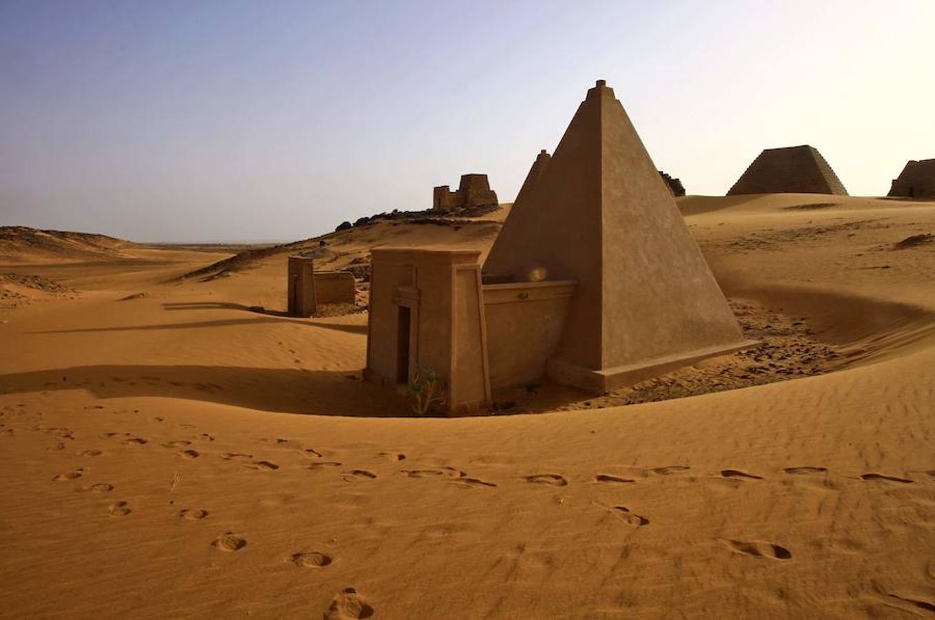 Egipto no es el país con más pirámides. Ese privilegio le corresponde a la cultura Nubia o kushita, verdadero reino de estas construcciones situado en el actual Sudán, que cuenta con más de 250. Solamente en Meroe, capital de esta antigua civilización que convivió con egipcios y romanos, se contabilizan decenas de ellas. En comparación con las egipcias, las pirámides de Sudán -también monumentos funerarios- tienen dimensiones más reducidas, pero no menos belleza o valor histórico. Sudán es un país poco conocido y nada fácil de visitar. Los trámites burocráticos son muchos y el número de turistas escaso. Las pirámides de Meroe fueron declaradas Patrimonio Mundial de la Unesco en 2011. Se trata de un paraíso para arqueólogos y para los viajeros más osados.