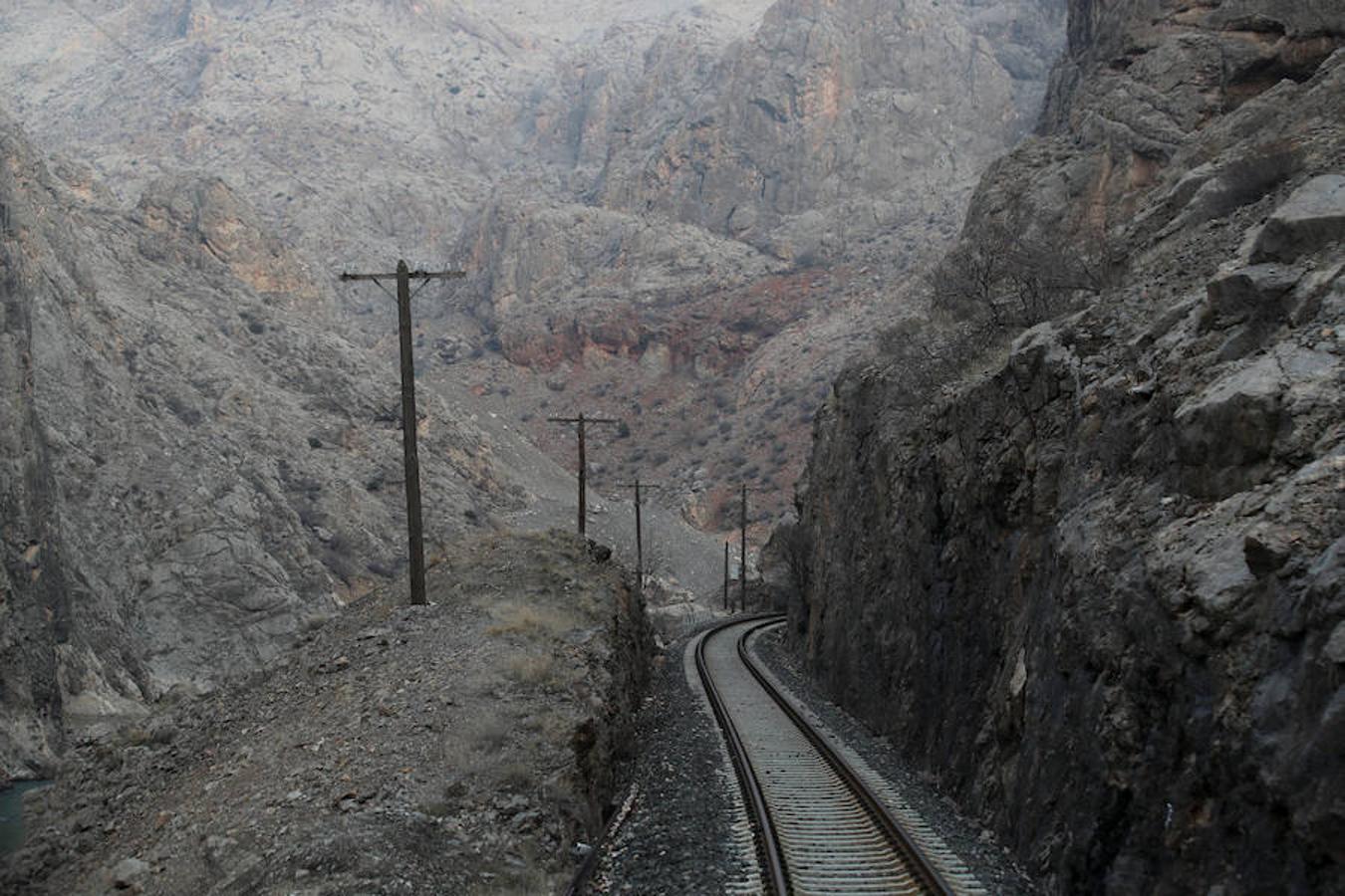 Este era el planteamiento general de cualquiera que escuchase hablar de este tren hasta no hace mucho. Pero todo cambió cuando, hace unos años, un grupo de jóvenes turistas turcos decidió aventurarse con este medio de transporte y compartir su experiencia vía redes sociales. 