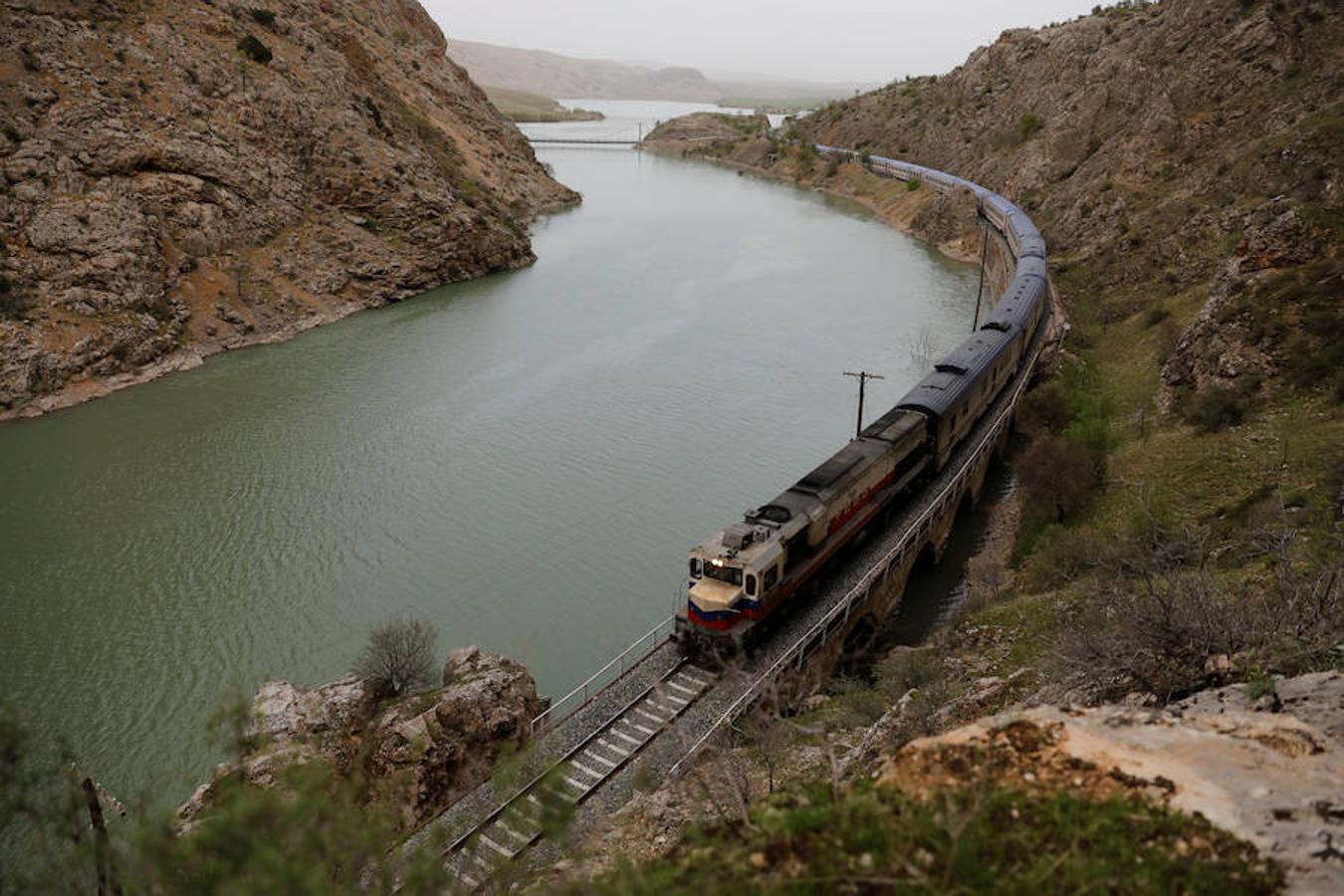 Un kilómetro de vagones en los que recorrer algunos de los paisajes más exóticos y fascinantes. 