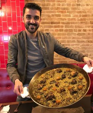 David Villa come paella en el renovado restaurante de La Nacional, en Manhattan.