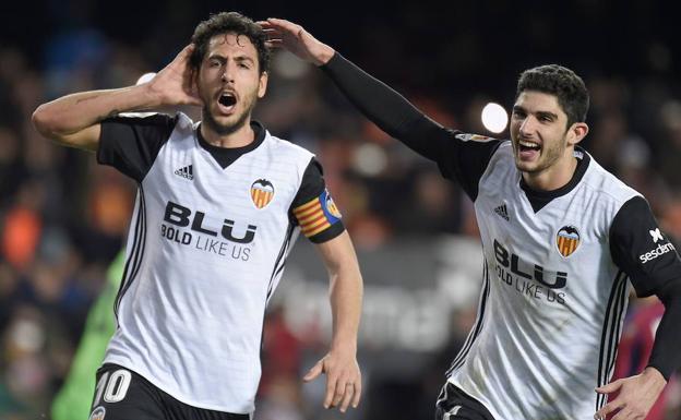 Parejo y Guedes celebran un gol del capitán del Valencia.