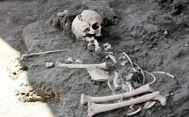 Fotografía facilitada por el Parque Arqueológico de Pompeya de los restos óseos de un niño de entre 7 y 8 años habitantes de Pompeya en el 79 d. C. 