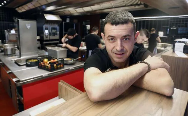 Ricard Camarena en la cocina de su restaurante en Bombas Gens.