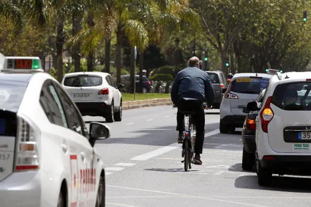 Un ciclista circula por el carril bus de la Gran Vía Fernando el Católico. 