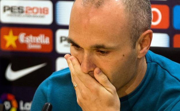 Andrés Iniesta, emocionado durante su rueda de prensa de despedida. 