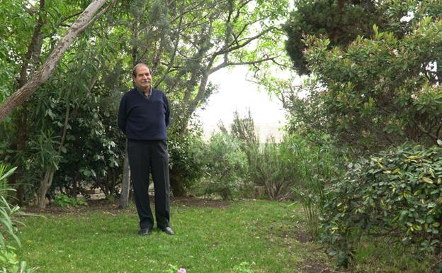 Antonio Cortés en el jardín de su casa, en Espai Verd.