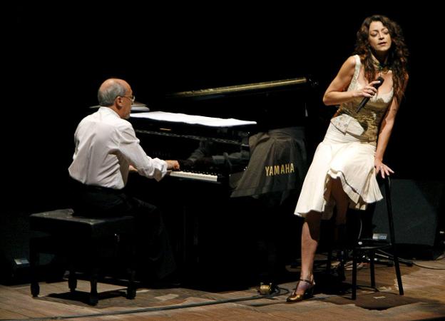 La cantante Carmen París, durante un concierto. 