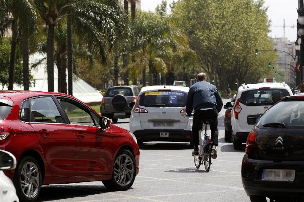 Un ciclista sortea el tráfico en la Gran Vía Fernando el Católico esta semana. 