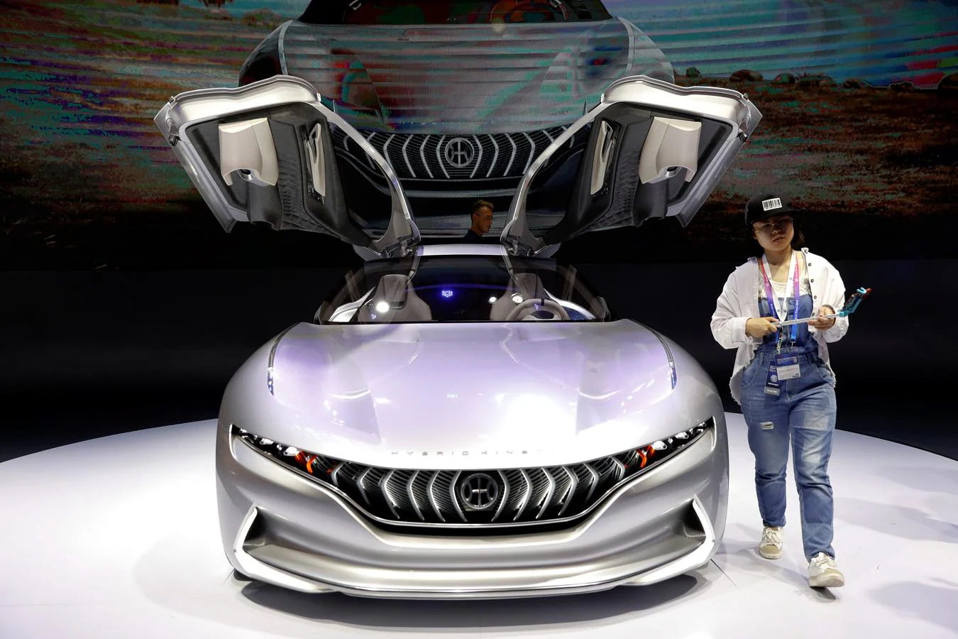 China, que acoge estos días en el Salón del Automóvil de Pekín a la industria mundial automotriz, está emergiendo como la primera potencia del sector y el país donde se inventa el vehículo autonómo y conectado del futuro.