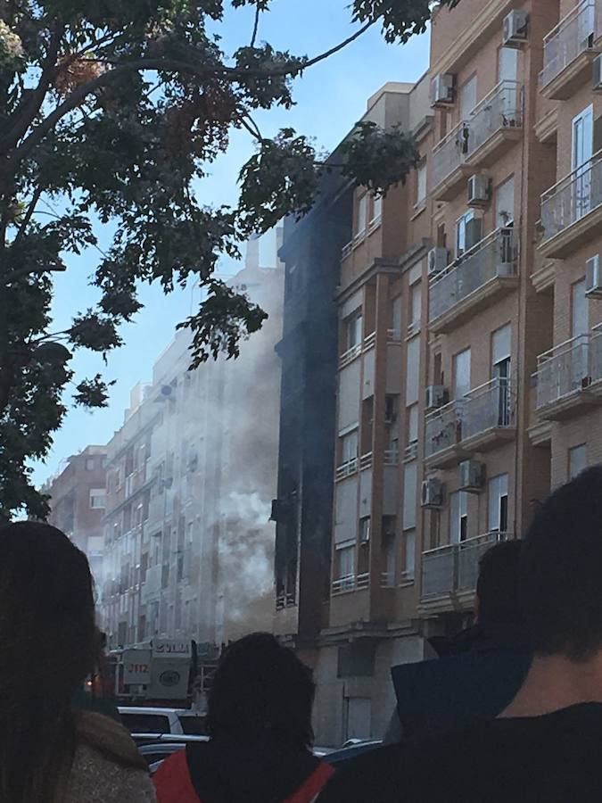 Fotos: Un incendio calcina una vivienda en Albal y obliga a desalojar a los vecinos