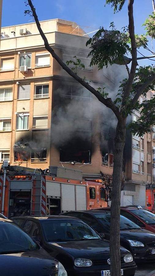 Fotos: Un incendio calcina una vivienda en Albal y obliga a desalojar a los vecinos