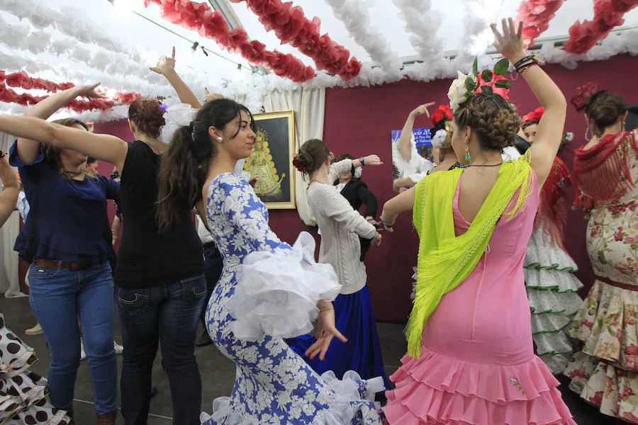 La Feria de Abril en Valencia se celebra en el viejo cauce del Turia, entre los puentes de las Flores y de la Exposición. Permanecerá abierta con actividades, conciertos, gastronomía y baile hasta el próximo 6 de mayo.